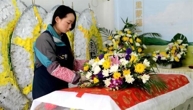 殯葬花藝師將依照家屬需求用鮮花布置靈堂