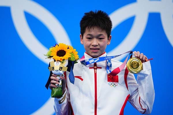 有個中國跳水女選手全紅嬋因為小小年紀得了金牌為國爭光