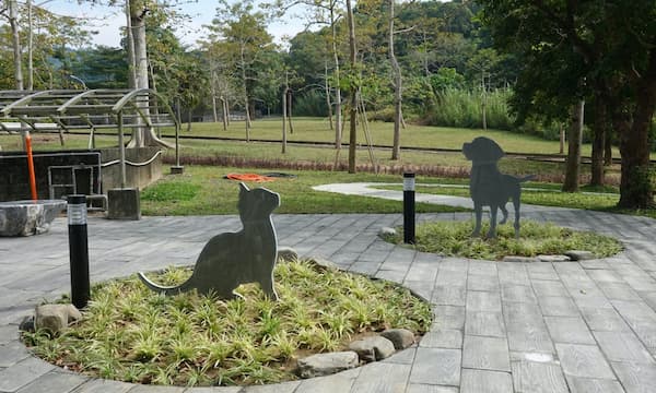 高雄市首座寵物樹灑紀念園區明年初啟用，讓毛小孩能有合法合適的安息地